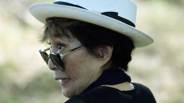 En esta foto de archivo, Yoko Ono mira durante la ceremonia de dedicación de un tapiz gigante, de Amnistía Internacional, en honor a John Lennon en Ellis Island el 29 de julio de 2015 en Nueva York. 