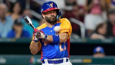 El venezolano José Altuve es golpeado por un lanzamiento durante la quinta entrada del juego del Clásico Mundial de Béisbol en contra de Estados Unidos, el sábado 18 de marzo de 2023, en Miami.