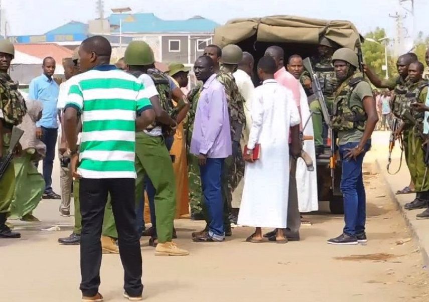 Varios soldados keniatas realizan un control de seguridad en Mandera (Kenia), este viernes. Dos médicos cubanos fueron secuestrados hoy por hombres armados en la ciudad keniana de Mandera.