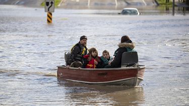 Una mujer y dos niños que estaban varados debido a las inundaciones son rescatados por un voluntario con un bote en Abbotsford, Columbia Británica, el 16 de noviembre de 2021. Las autoridades describieron como devastador el daño causado por varios días de lluvias, que provocaron inundaciones y aludes de lodo.&nbsp; 