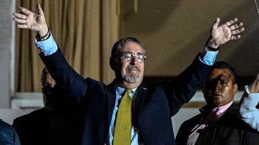 Bernardo Arévalo, sociólogo y escritor guatemalteco, de 64 años, resultó victorioso con 58% de los votos el pasado 20 de agosto, en la segunda vuelta de las elecciones presidenciales, con una campaña anticorrupción, al derrotar a la exprimera dama Sandra Torres, del partido Unidad Nacional de la Esperanza.