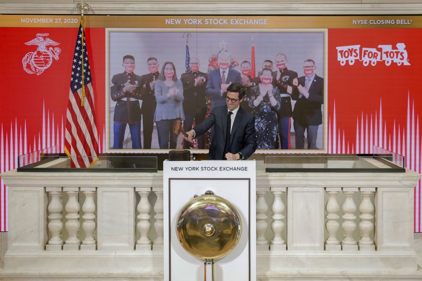 El director de operaciones de la Bolsa de Valores de Nueva York (NYSE), Michael Blaugrund, toca la campana de cierre en la sede de la bolsa el viernes 27 de noviembre de 2020, en Nueva York.