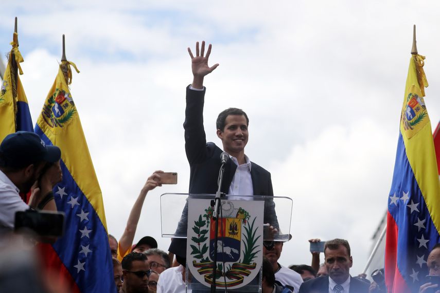 El presidente del Parlamento venezolano, Juan&nbsp;Guaidó, anuncia que asume las competencias del Ejecutivo.
