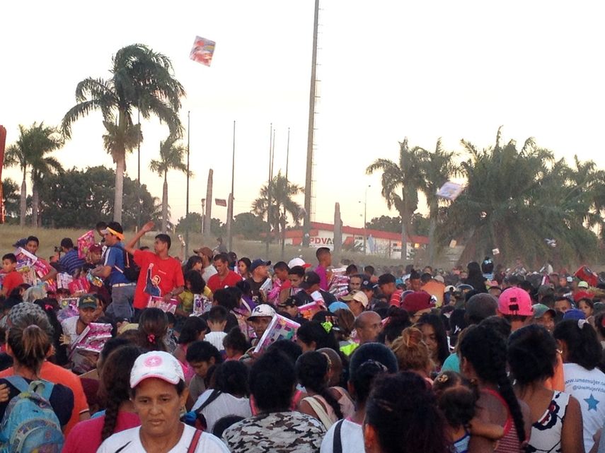 Juguetes volaron entre la multitud.&nbsp;