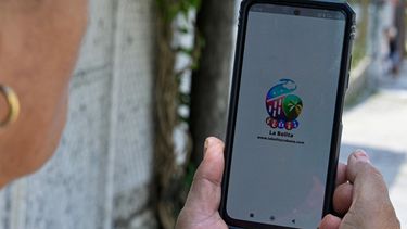 Una mujer consulta en una aplicación móvil los números ganadores de la lotería La Bolita en La Habana el 14 de abril de 2025. La Bolita, la lotería clandestina que multiplica sus seguidores en medio de la grave crisis económica cubana, ha sobrevivido 66 años de prohibición en la isla comunista. Con el triunfo de la Revolución Cubana, se prohibieron todos los juegos de azar y se cerraron los casinos, lo que permitió cualquier tipo de juego con dinero real hasta la actualidad.