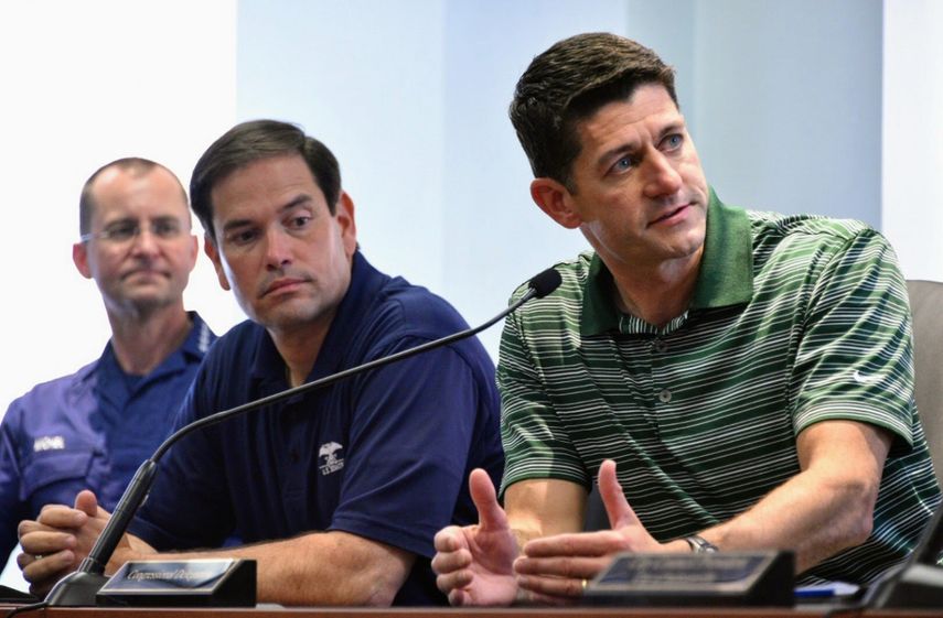 El senador Marco Rubio (izq.) acompañó este miércoles al presidente de la Cámara de Representantes de EEUU, Paul Ryan (der), en una visita a Florida, para evaluar los daños del huracán Irma.