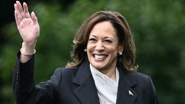La vicepresidenta de Estados Unidos, Kamala Harris, llega a un evento en honor a los equipos campeones de la Asociación Nacional de Atletismo Universitario (NCAA) de la temporada 2023-2024, en el jardín sur de la Casa Blanca en Washington, DC, el 22 de julio de 2024.&nbsp; 