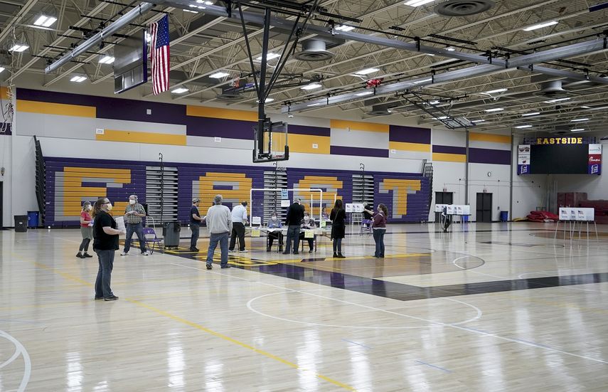 Personas acuden a votar en las elecciones primarias en un gimnasio de la escuela secundaria East, el martes 7 de abril de 2020 en Madison, Wisconsin.&nbsp;