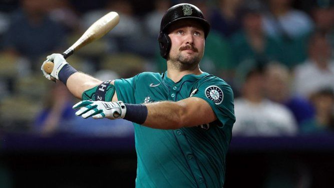 Cal Raleigh #29 de los Marineros de Seattle batea durante la quinta entrada del partido contra los Reales de Kansas City en el Estadio Kauffman el 16 de septiembre de 2025 en Kansas City, Misuri.&nbsp;