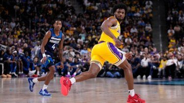 Bronny James, base de los Lakers de Los Ángeles, corre durante el partido de pretemporada ante los Timberwolves de Minnesota, el viernes 4 de octubre de 2024, en Palm Desert, California