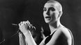 Una foto sin fecha de finales de la década de 1980 muestra a Sinead OConnor actuando en Vancouver, Canadá.