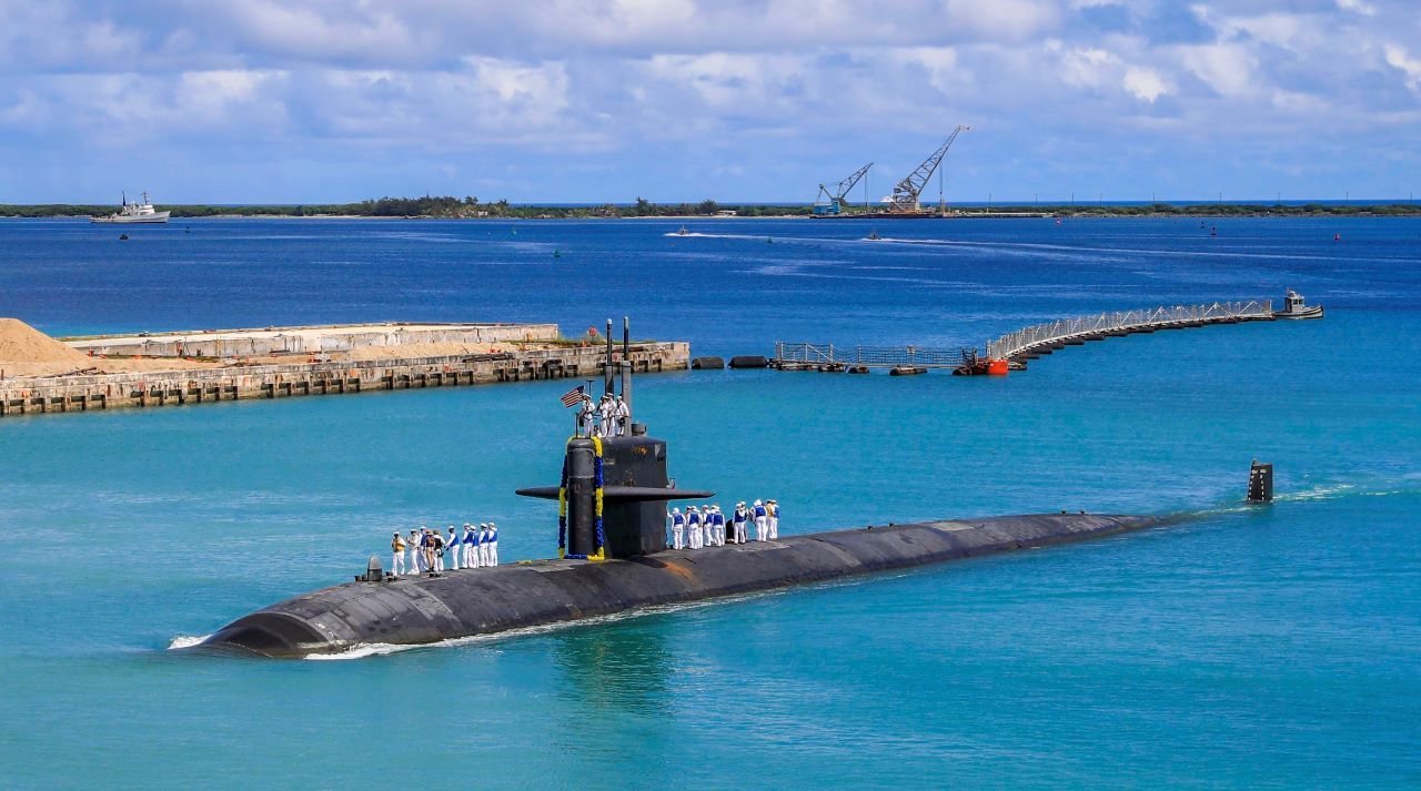 En esta imagen, distribuida por la Marina de Estados Unidos, el submarino de ataque rápido USS Oklahoma City (SSN 723) regresa a una base en Guam, el 19 de agosto de 2021. En esta imagen, distribuida por la Marina de Estados Unidos, el submarino de ataque rápido USS Oklahoma City (SSN 723) regresa a una base en Guam, el 19 de agosto de 2021.