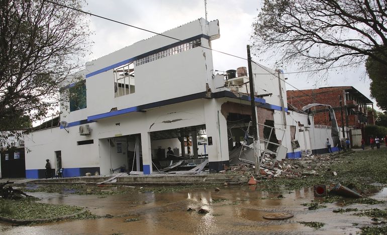 Los escombros cubren un área causada por un coche bomba en Saravena, Arauca, Colombia, el jueves 20 de enero de 2022. El coche bomba explotó el miércoles por la noche, matando a una persona e hiriendo al menos a otras cuatro, según la policía. 