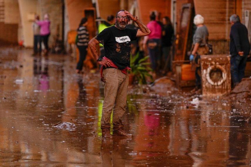 Un hombre reacciona ante casas afectadas por inundaciones en Utiel, Espala. 