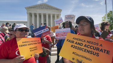 Fotograf&iacute;a fechada el 23 de abril del 2019&nbsp;de un grupo de activistas de inmigraci&oacute;n en las afueras de la Corte Suprema en Washington&nbsp;que protestan contra el plan del Gobierno de Donald Trump de preguntar sobre ciudadan&iacute;a en el Censo 2020.&nbsp;