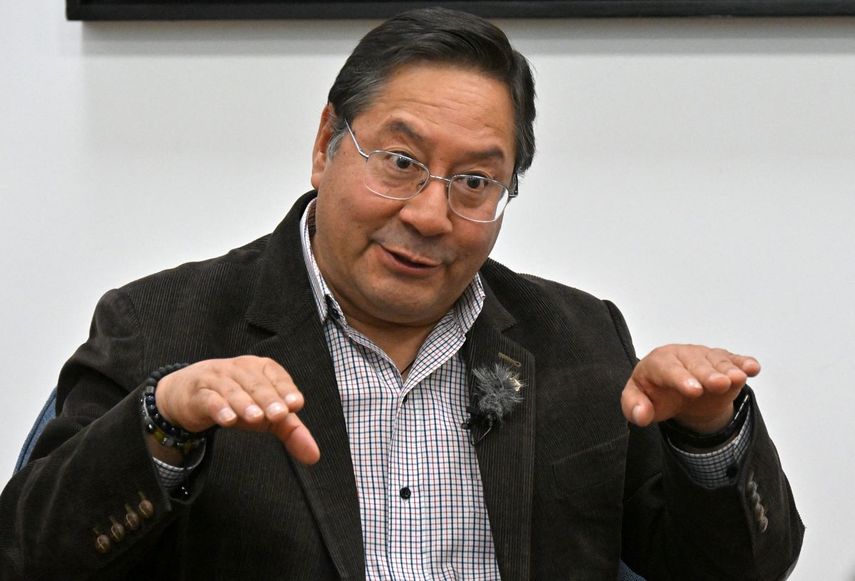 El presidente de Bolivia, Luis Arce Catacora, hace un gesto durante una entrevista con AFP en la Casa Grande del Pueblo en La Paz el 18 de junio de 2025. (Foto de AIZAR RALDES / AFP)