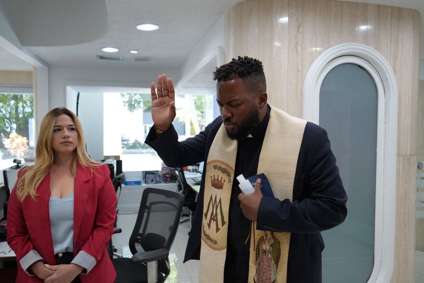 El padre Juan Lázaro Vélez durante el acto de bendición de la nueva sede de DIARIO LAS AMÉRICAS en Miami