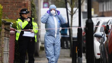La policía acordona el lugar donde falleció una joven de 17 años en Londres. Cerca del lugar fue encontrado otro joven con heridas de bala y otro con heridas de arma blanca, aunque la policía ha asegurado que los tres incidentes no guardan relación.&nbsp;