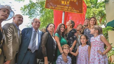 Familiares y amigos de la locutora se reunieron al mediodía en el lado sur de la Calle 8 del SW entre Douglas Rd (37 avenida) y la 38 Avenida. (ÁLVARO MATA)