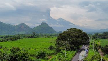 Humo se eleva desde el cráter del Volcán de Fuego durante su erupción el 5 de junio de 2025, visto desde Escuintla, Guatemala. Las autoridades guatemaltecas declararon alerta naranja el jueves debido al aumento de la actividad del volcán de Fuego, a 35 km de la capital, que está revelando cenizas y material inflamable.&nbsp;