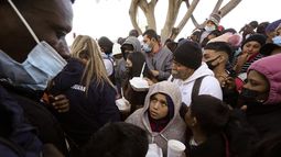 Solicitantes de asilo reciben alimentos mientras esperan noticias sobre las políticas migratorias de EEUU desde la ciudad mexicana de Tijuana.&nbsp;