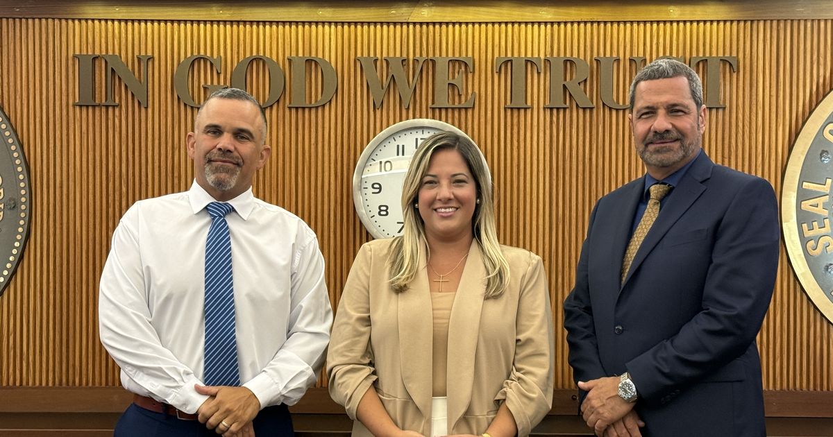 Concejales de Hialeah juran sus cargos en una emotiva ceremonia junto al alcalde electo Bryan Calvo