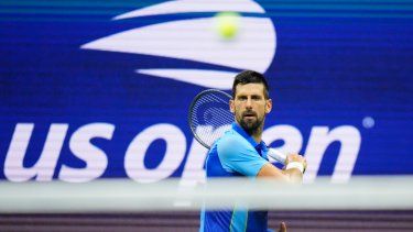 El serbio Novak Djokovic devuelve ante el francés Alexandre Muller durante la primera ronda del US Open, el martes, 29 de agosto de 2023, en Nueva York.