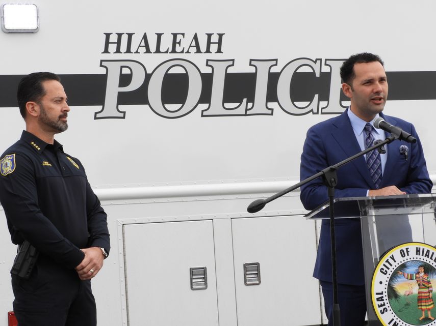 Bryan Calvo, alcalde de Hialeah y George Fuente, jefe del Departamento de Policía de la ciudad.