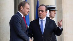 El presidente francés, François Hollande (drch), recibe al presidente del Consejo Europeo, Donald Tusk, a su llegada al Palacio del Elíseo en París (Francia), este 23 de noviembre. (EFE)