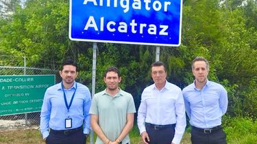 El Cónsul General de México en Miami Rutilio Escandón Cadenas, junto a funcionarios de la oficina consular. 