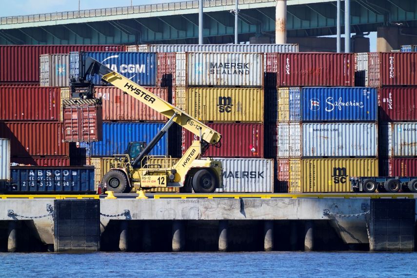 Un contenedor es transportado junto al río Delaware en Filadelfia el 29 de septiembre del 2021.
