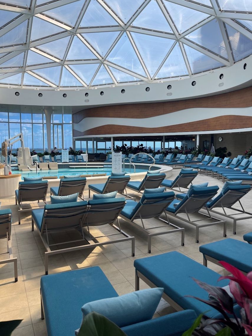 Una de las cubiertas del Celebrity Beyond, el nuevo navío de la línea Celebrity Beyond.&nbsp;