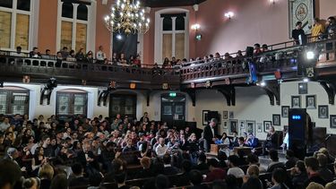 Imagen de archivo de&nbsp; un debate sobre la amenaza de la inteligencia artificial en la Cambridge Union, la sociedad de debates m&aacute;s antigua del mundo, en Cambridge, Inglaterra.