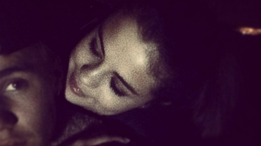 Imagen tomada de Instagram en la que aparece Selena Gómez abrazada a Justin Bieber. (Instagram Justin Bieber)