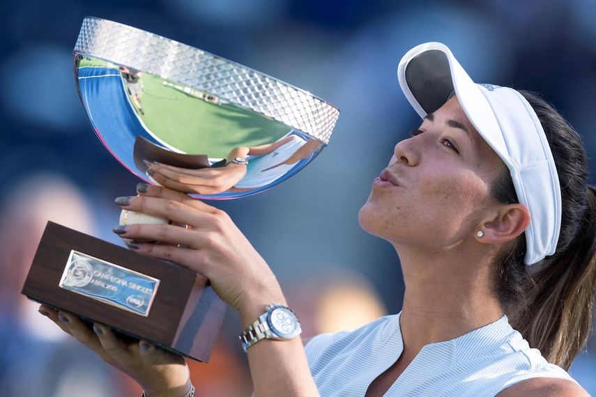 La tenista española Garbiñe Muguruza posa con el trofeo de finalista tras un partido contra la bielorrusa Victoria Azarenka, este domingo, durante el Abierto de&nbsp;Tenis&nbsp;de Monterrey (México).&nbsp;