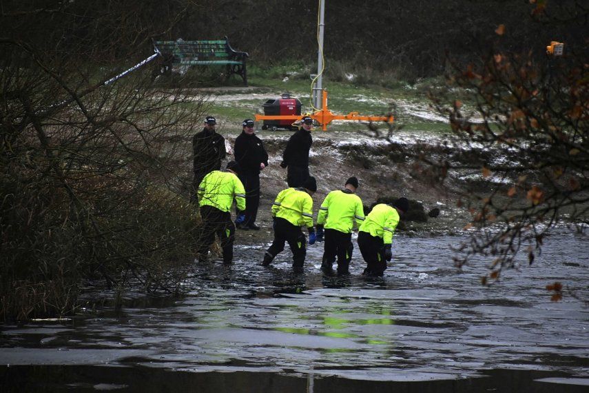 Cuatro Grifo Parásito Gran Bretaña: Mueren 3 niños al caer en un lago congelado