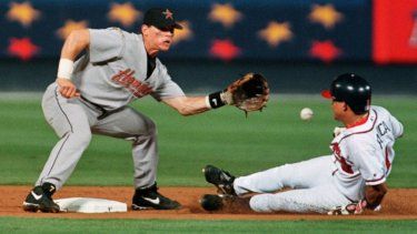 Rafael Furcal, a la derecha, robó 40 bases en el 2000, un récord para un novato de los Bravos de Atlanta.&nbsp;