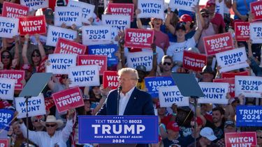 El expresidente Donald Trump en un evento de campaña política en Texas.