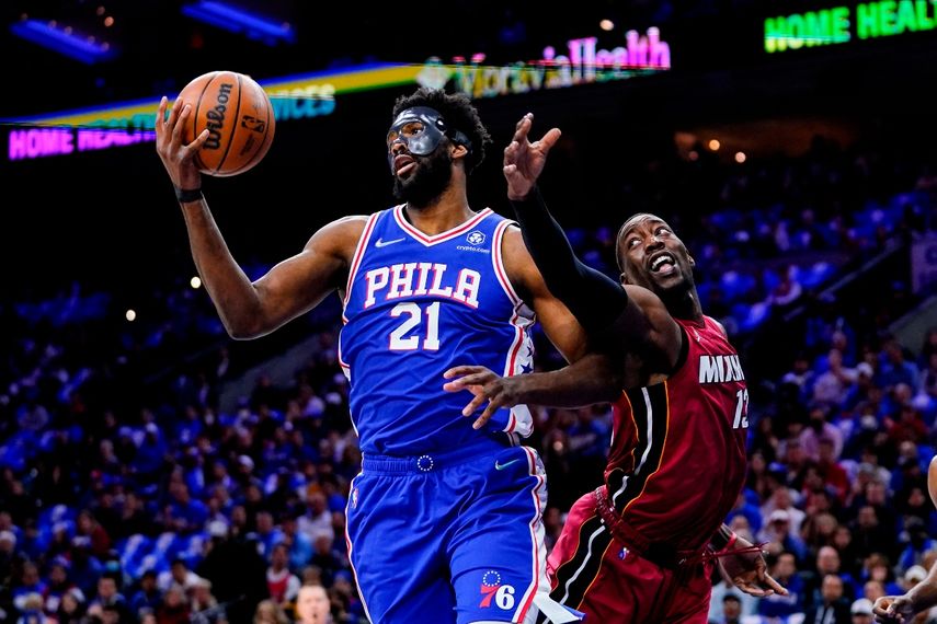 El camerunés Joel Embiid, de los 76ers de Filadelfia, controla el balón frente a Bam Adebayo, del Heat de Miami, en el tercer partido de la semifinal de la Conferencia Este en la NBA, el viernes 6 de mayo de 2022&nbsp;