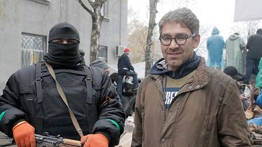 En imagen tomada el 13 de abril de 2014 el periodista Simon Ostrovsky (derecha) posa junto a un hombre armado simpatizante de Rusia en una estación de policía ocupada por los insurgentes. Ostrovsky, periodista que trabaja para Vice News, no ha sido vis