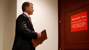 En esta fotograf&iacute;a de archivo del 30 de noviembre de 2017, Erik Prince, fundador de la compa&ntilde;&iacute;a de seguridad que sol&iacute;a llamarse Blackwater, llega a una reuni&oacute;n con miembros de la Comisi&oacute;n de Inteligencia de la C&aacute;mara de Representantes en el Capitolio, en Washington