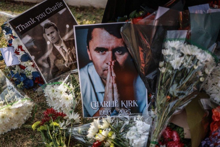 &nbsp;Vista general de una corona de flores depositada por los dolientes frente a la Embajada de Estados Unidos en Pretoria el 11 de septiembre de 2025 tras el asesinato a tiros del joven activista e influencer estadounidense Charlie Kirk mientras hablaba en un evento en la Universidad del Valle de Utah en Orem, Utah, Estados Unidos.&nbsp; &nbsp;*
