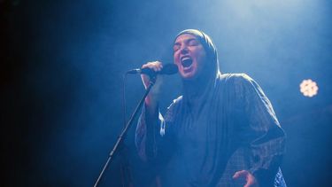 La cantante irlandesa Sinead OConnor en el escenario del Akvarium Klub en Budapest, Hungría, el 9 de diciembre de 2019.&nbsp;