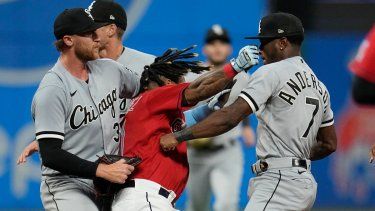 El dominicano José Ramírez, de los Guardianes de Cleveland, asesta un puñetazo a Tim Anderson, de los Medias Blancas de Chicago, en el juego del sábado 5 de agosto de 2023.