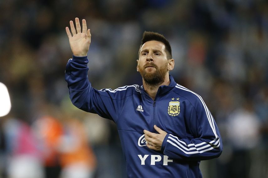 El delantero argentino Lionel Messi saluda a la afici&oacute;n previo a un partido amistoso entre Argentina y Uruguay en Tel Aviv, Israel, el lunes 18 de noviembre de 2019.&nbsp;