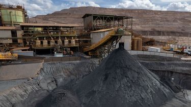 Se muestran grúas en una mina de mineral de hierro en Congonhas, estado de Minas Gerais, Brasil, el 11 de febrero de 2025. 