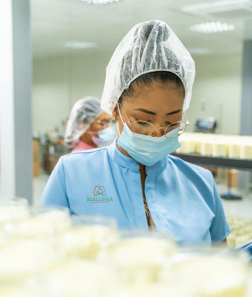 Anyela González revisa productos en Maluhia Laboratorios.