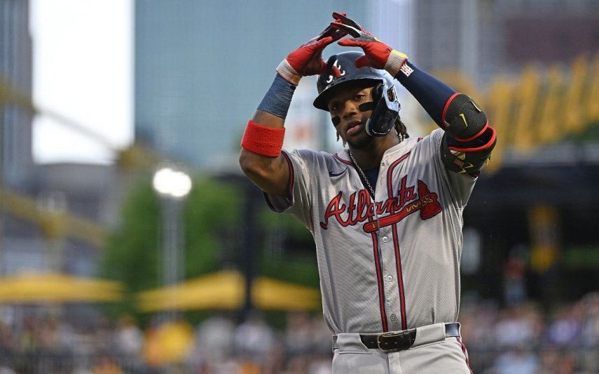 El venezolano Ronald Acuña Jr., de los Bravos de Atlanta, celebra luego de conectar un sencillo en un encuentro, el 25 de mayo de 2024.