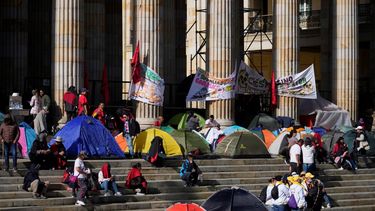 Maestros de la ciudad colombiana de Cauca acampan frente al Congreso para protestar por lo que llaman fallas en los servicios de salud para los docentes, en Bogotá, Colombia, el miércoles 8 de febrero de 2023.