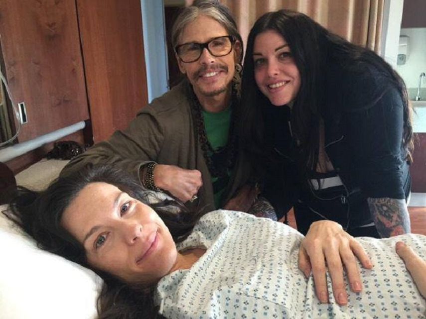 Liz Tyler es acompañada por su padre Steven Tyler y su hermana Mia. (FACEBOOK). 